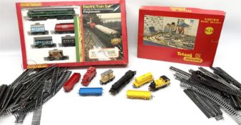 '00' gauge - Hornby Freightmaster train set with Class 31 A1A-A1A diesel locomotive No.D5572; Tri-an