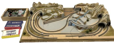 '00' gauge - table-top moulded plastic model railway layout with various rocky outcrops