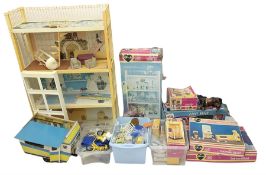 Quantity of Sindy toys to include 'Sindy's House'