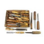 30 chisels, gouges and carving tools G+