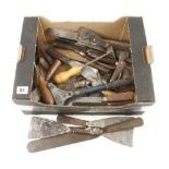A quantity of decorators scrapers and pallet knives G