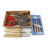 Eight turning tools and 17 other chisels and gouges G