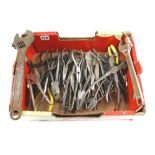 Quantity of snips, grips and spanners G