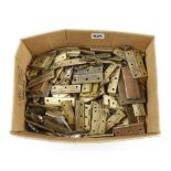 A large quantity of brass cabinet hinges G