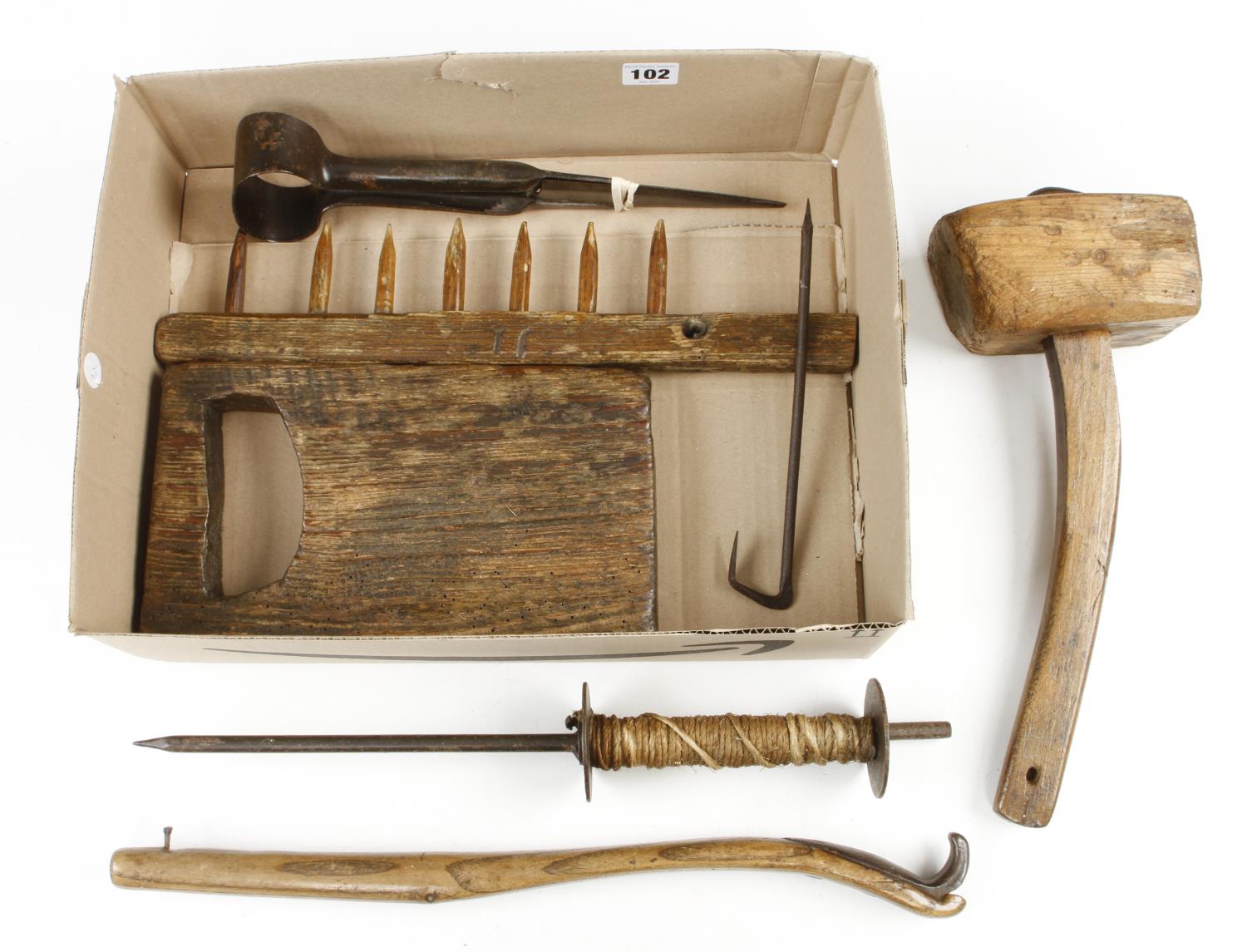 A thatcher's comb, spud board, shears, line bobbin, hook, mallet and sheaf carrier G - Image 2 of 2