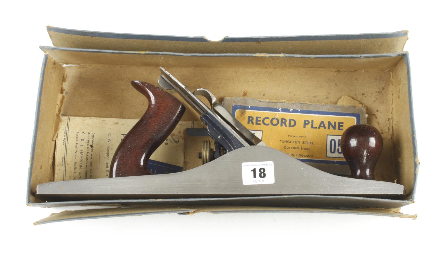 A very little used RECORD 05 1/2 fore plane with orig trade label in orig tatty box G++ - Image 2 of 4