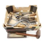 A box of small tools G+