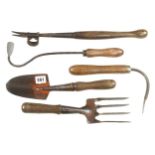 A daisy grubber and 4 other garden tools G
