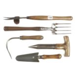 A daisy grubber and 4 other garden tools G