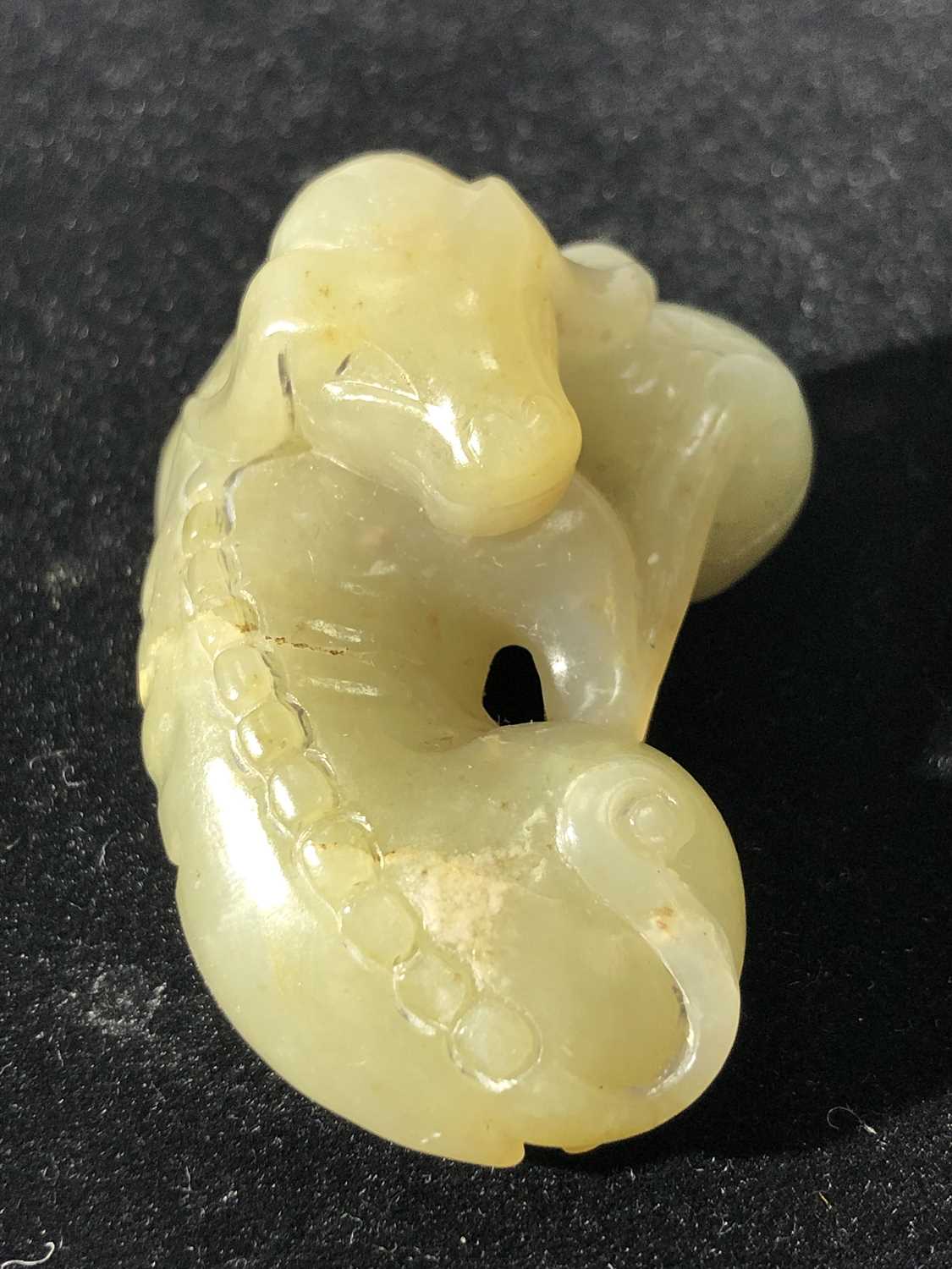 A Chinese jade carving of a recumbent hound, Qing dynasty, height 2.5cm, width 5cm, depth 3.5cm - Image 5 of 9