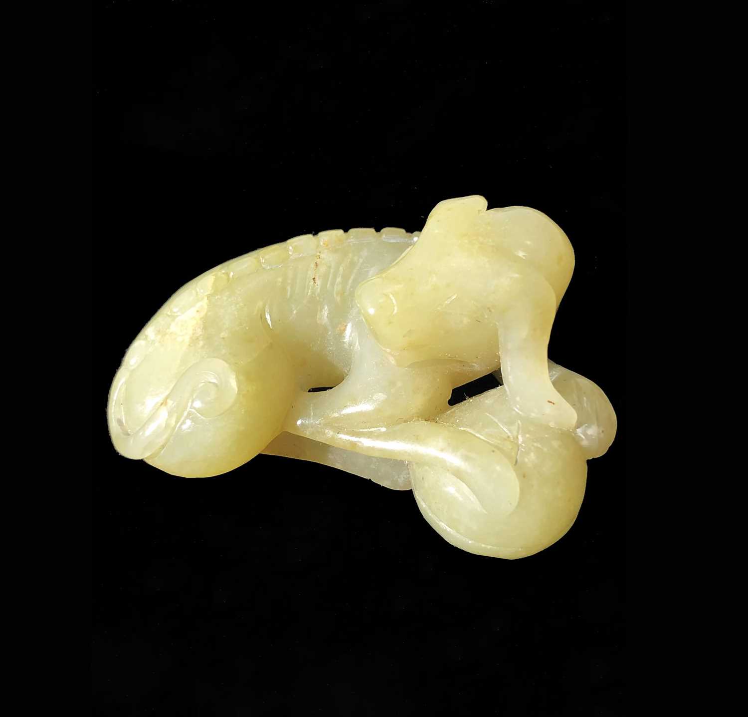 A Chinese jade carving of a recumbent hound, Qing dynasty, height 2.5cm, width 5cm, depth 3.5cm