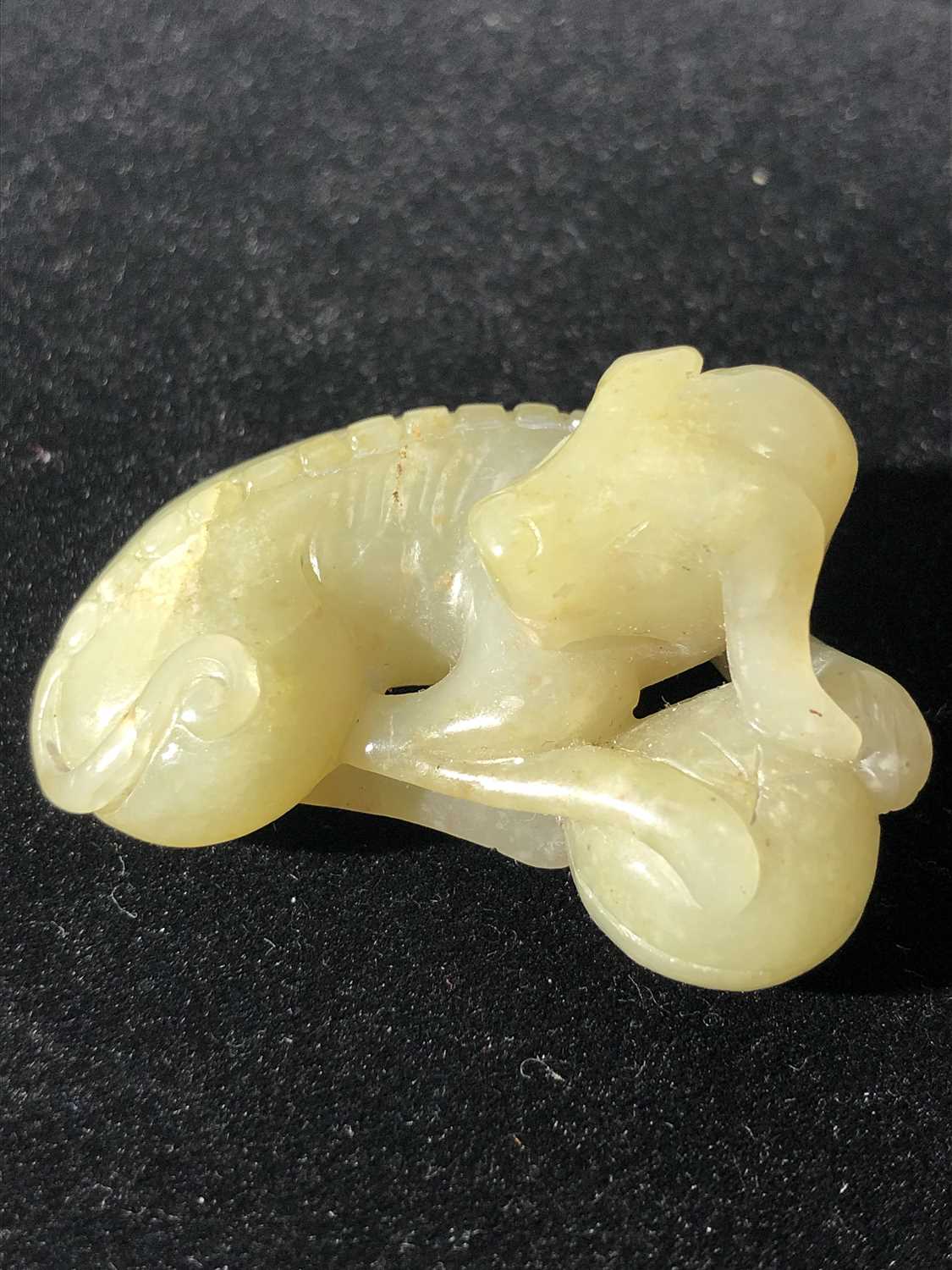 A Chinese jade carving of a recumbent hound, Qing dynasty, height 2.5cm, width 5cm, depth 3.5cm - Image 4 of 9