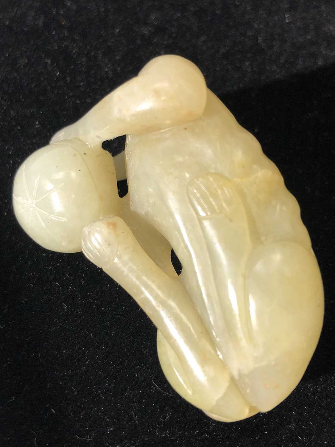 A Chinese jade carving of a recumbent hound, Qing dynasty, height 2.5cm, width 5cm, depth 3.5cm - Image 7 of 9