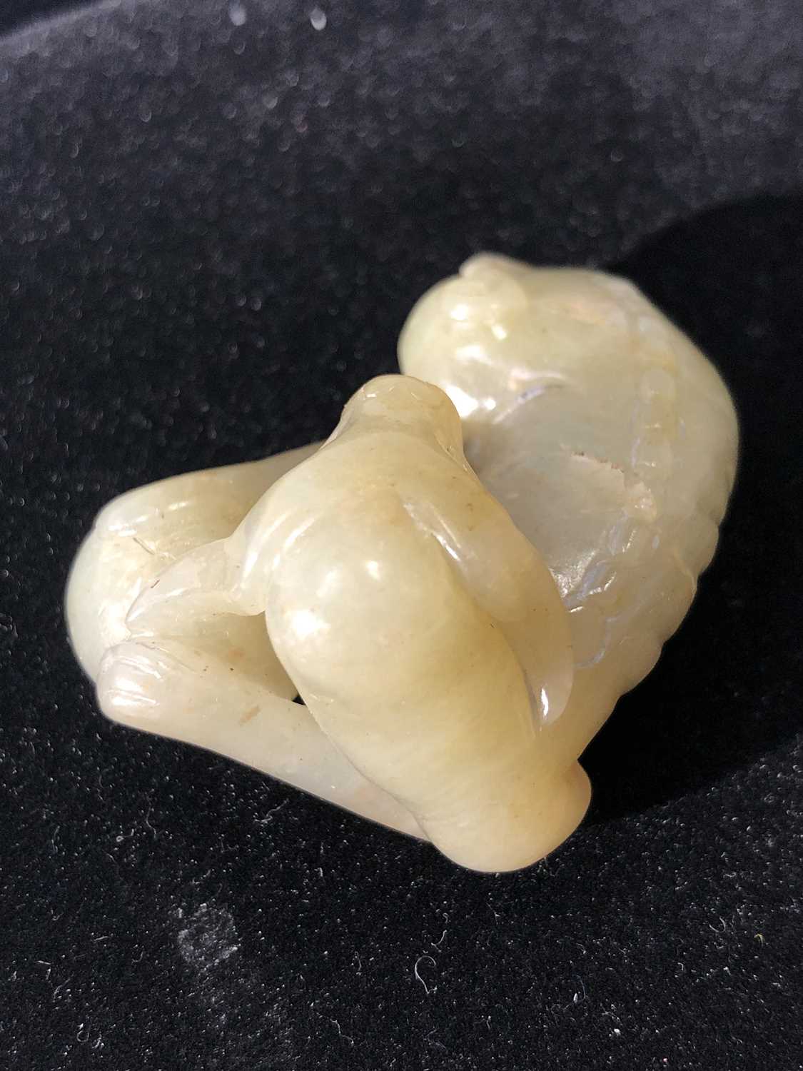 A Chinese jade carving of a recumbent hound, Qing dynasty, height 2.5cm, width 5cm, depth 3.5cm - Image 6 of 9