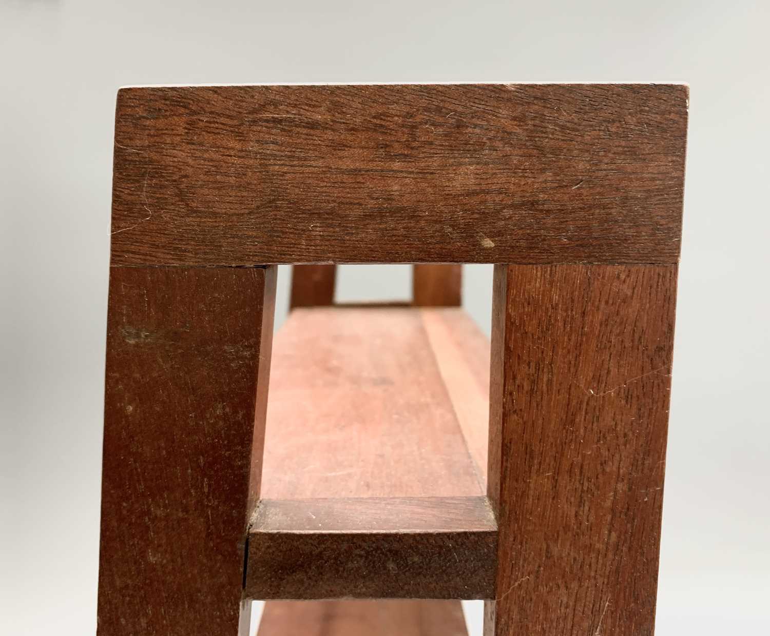 An Edwardian mahogany small display shelf, with three tiers and tapered supports, height 54cm, width - Image 3 of 4