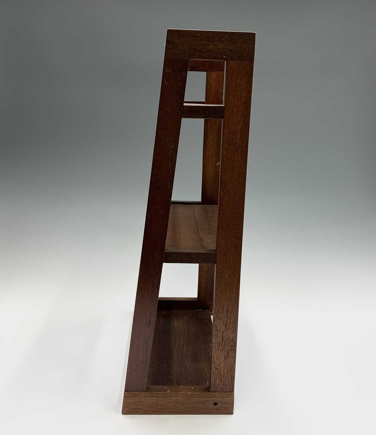An Edwardian mahogany small display shelf, with three tiers and tapered supports, height 54cm, width - Image 4 of 4