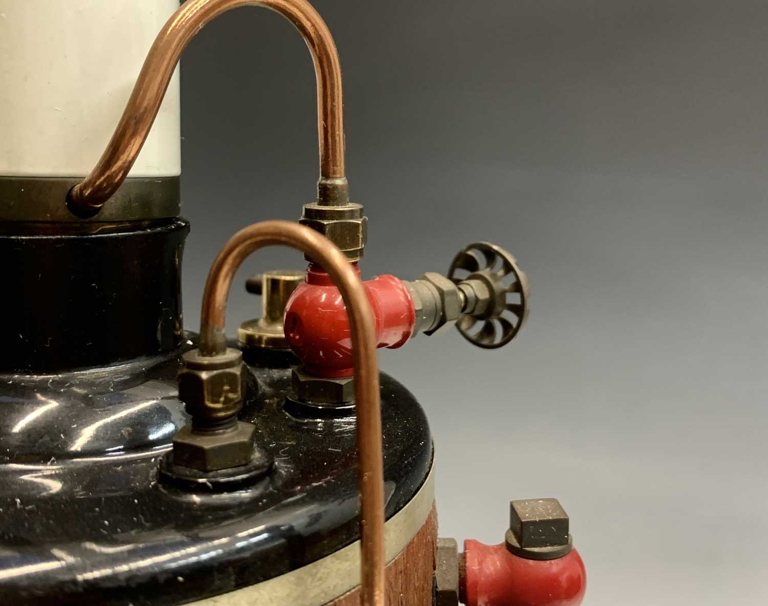 A Maxwell Hemmens of York precision scale model of a vertical marine stem plant, with mahogany - Image 3 of 9