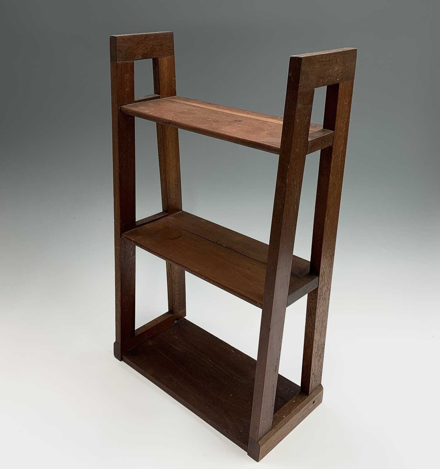 An Edwardian mahogany small display shelf, with three tiers and tapered supports, height 54cm, width