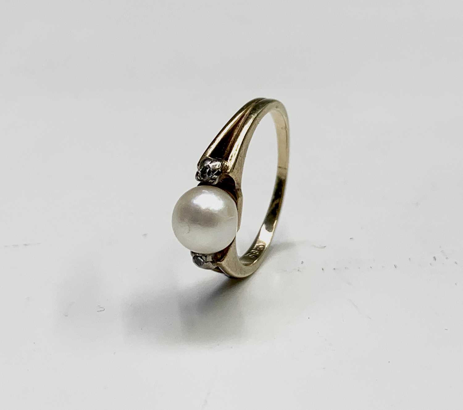 A pretty14ct ring, set a pearl with two tiny diamonds.Marked 585. - Image 3 of 3