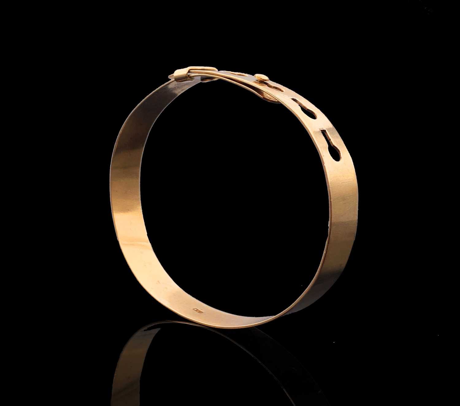 A plain 9ct gold bangle 15gm width 9.3mm