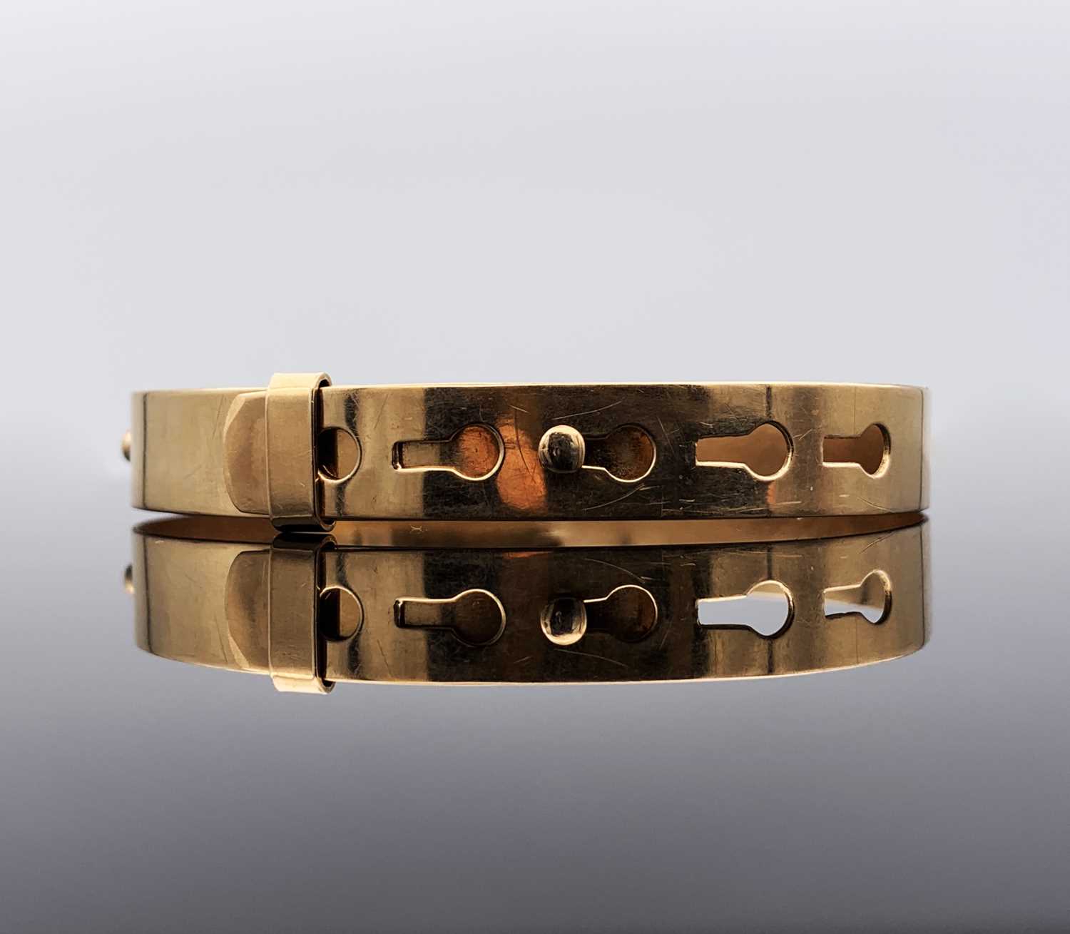 A plain 9ct gold bangle 15gm width 9.3mm - Image 2 of 4