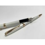 A Parker Sonnet pearl and rose gold fountain pen with 18ct gold medium nib date code IIIU empty