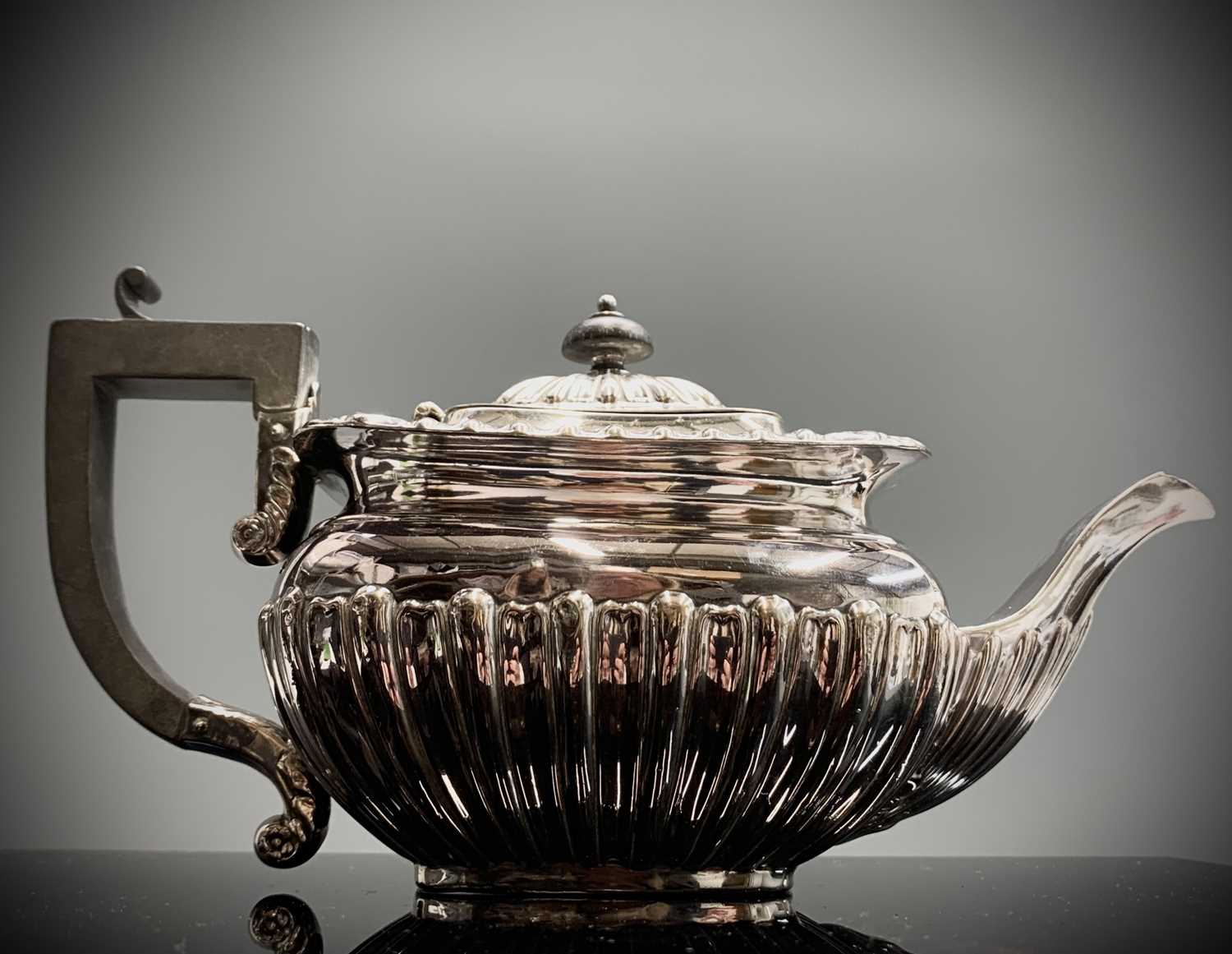 A Late Victorian bachelors silver Georgian style teapot Birmingham 1899 12.1ozCondition report: - Image 7 of 12