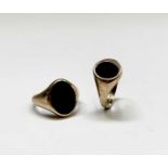 Two 9ct gold signet rings each set with black onyx 10.1gm