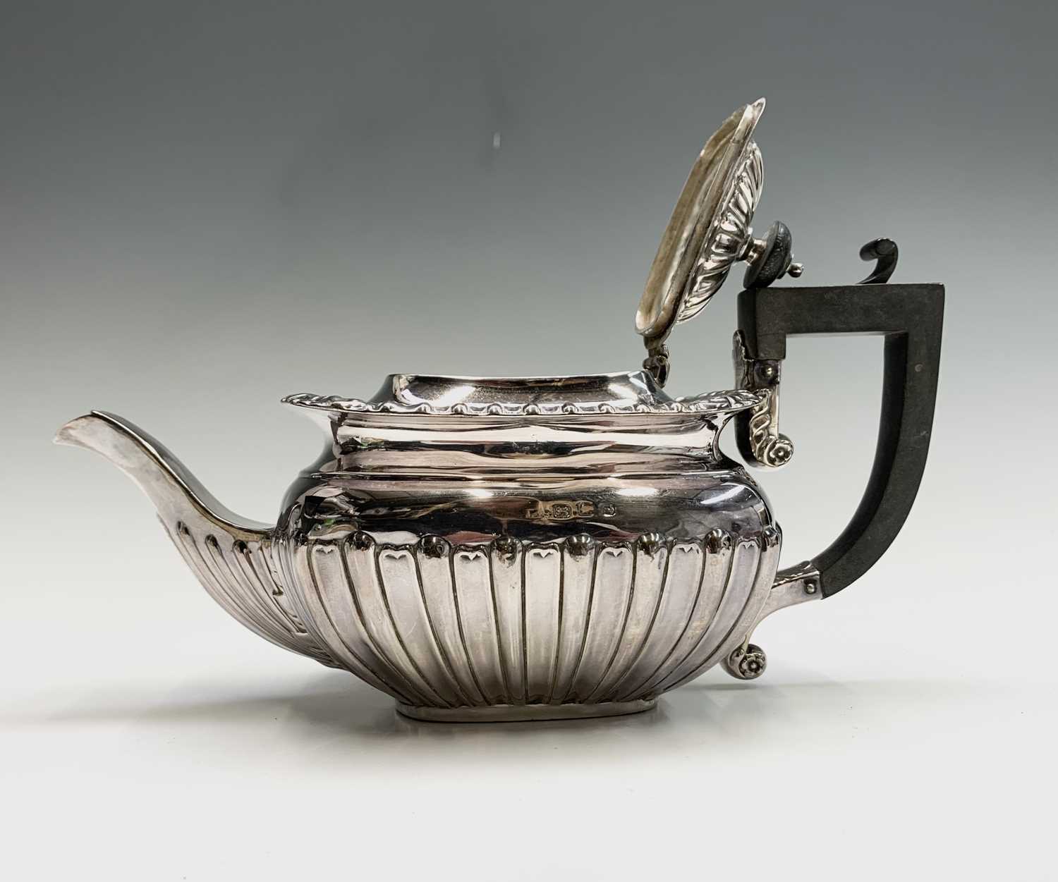 A Late Victorian bachelors silver Georgian style teapot Birmingham 1899 12.1ozCondition report: - Image 4 of 12