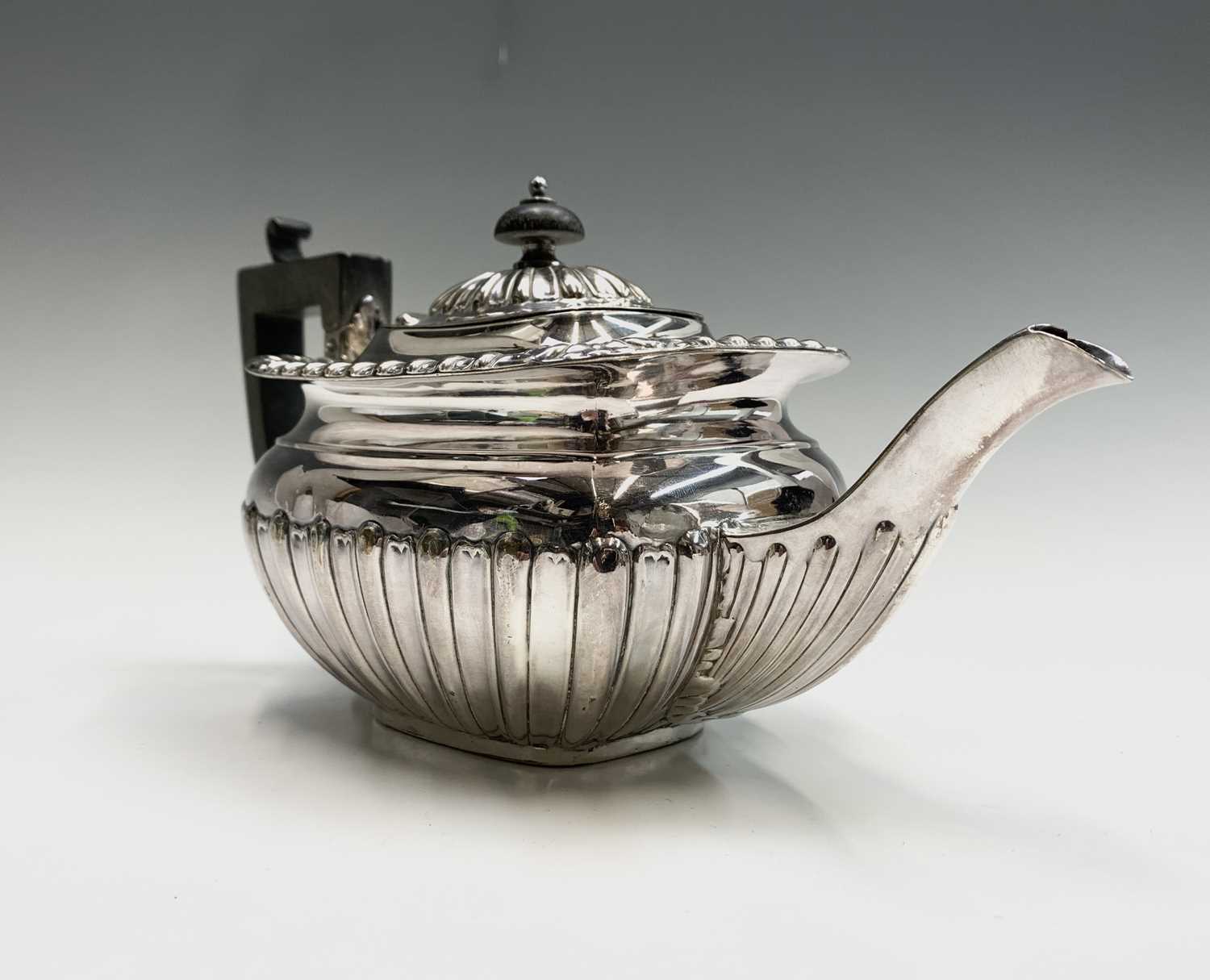 A Late Victorian bachelors silver Georgian style teapot Birmingham 1899 12.1ozCondition report: - Image 6 of 12