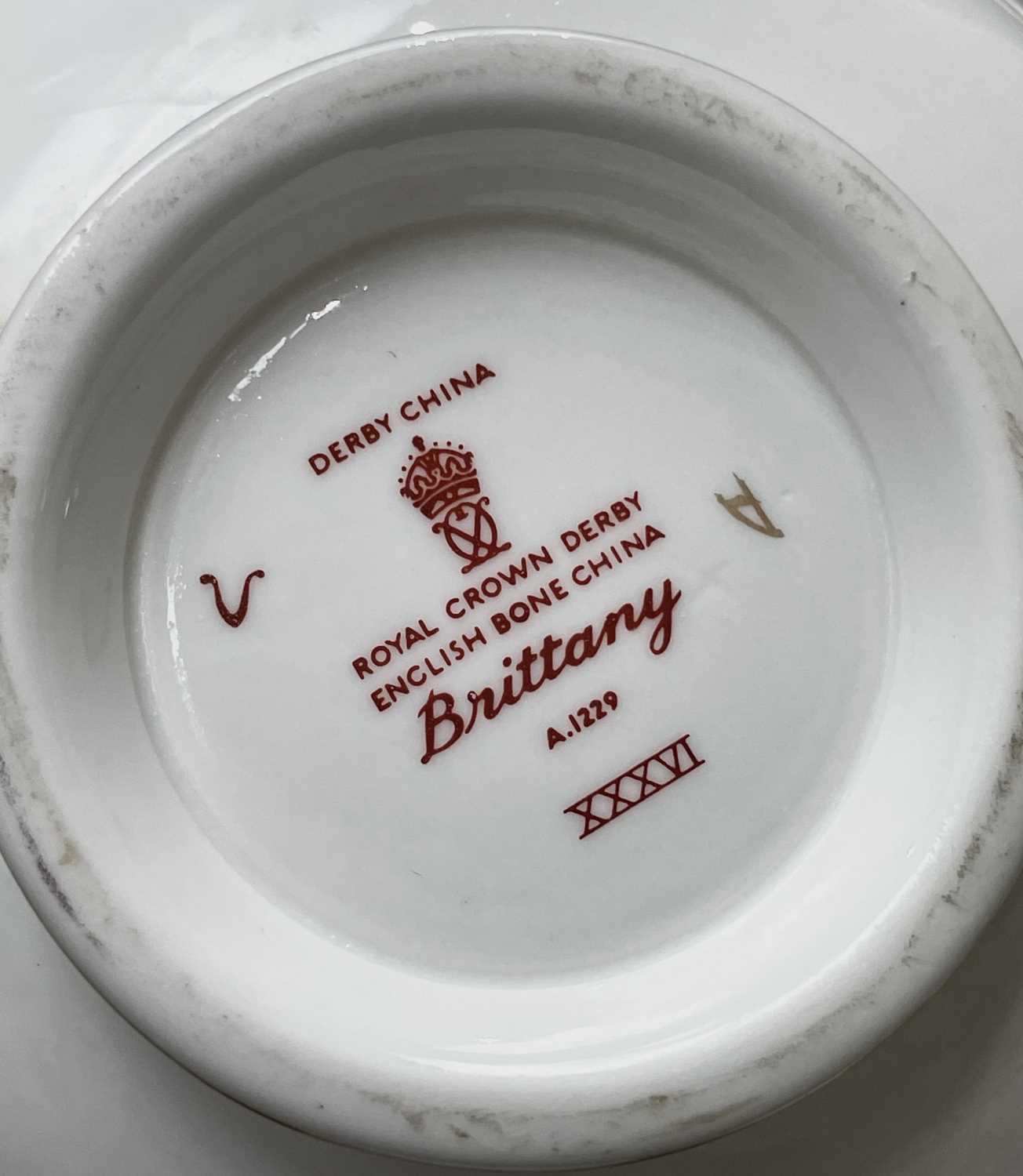 An extensive Royal Crown Derby 'Brittany' pattern dinner, tea and coffee service, comprising two - Image 4 of 5