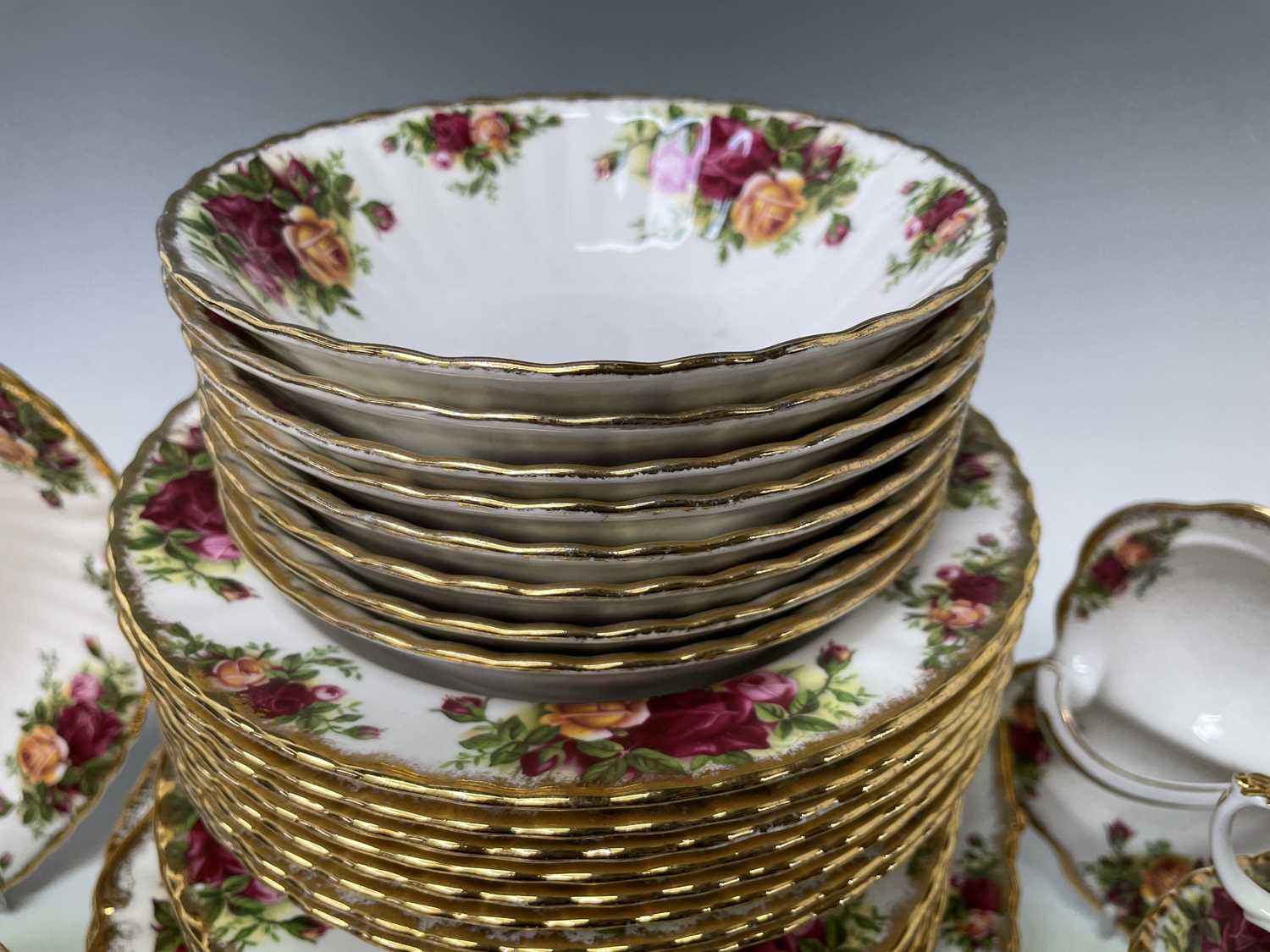 An extensive Royal Albert 'Old Country Roses' dinner and tea service comprising nine dinner - Image 5 of 6