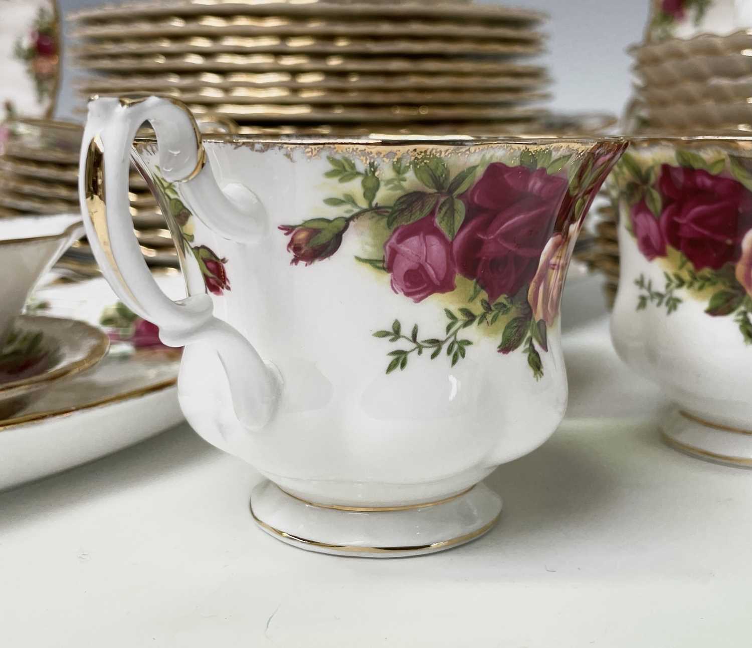 An extensive Royal Albert 'Old Country Roses' dinner and tea service comprising nine dinner - Image 3 of 6