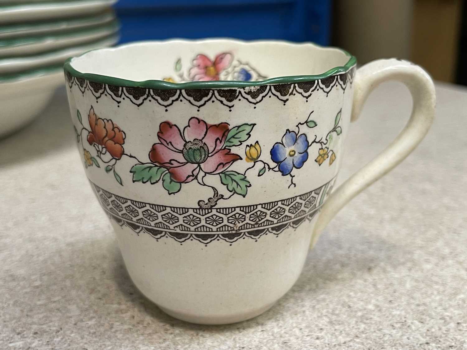 A Spode 'Chinese Rose' dinner, coffee and tea service, comprising eleven 10.5" dinner plates, twelve - Image 6 of 14