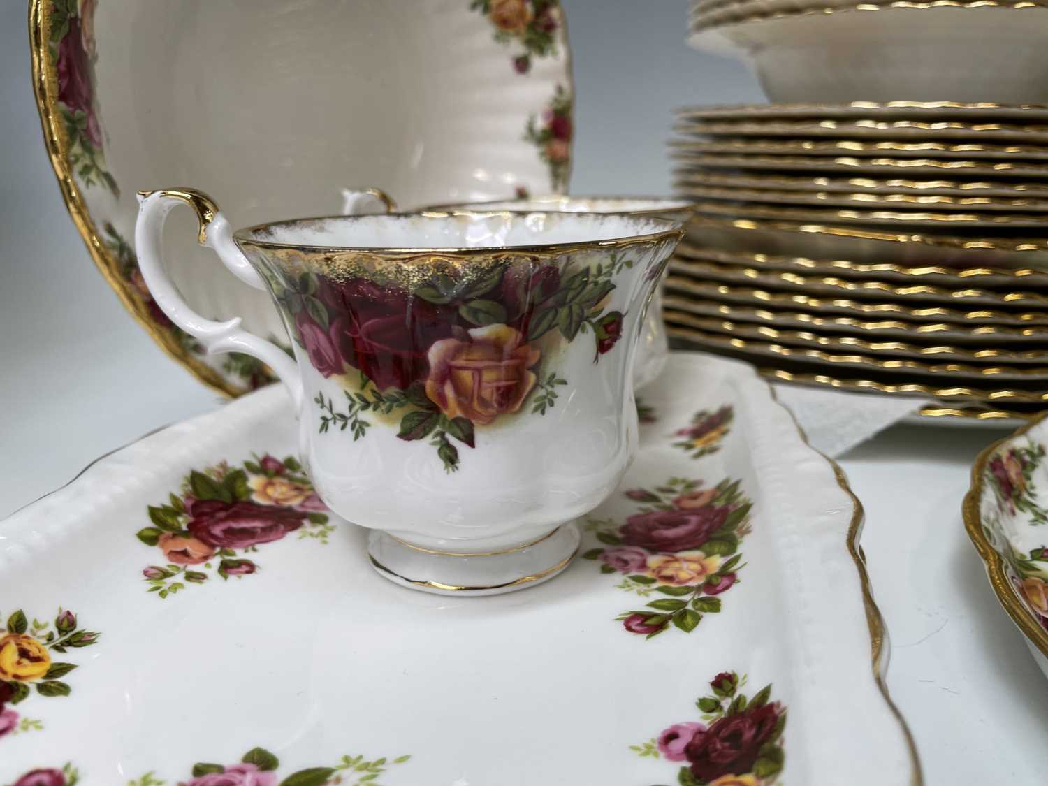 An extensive Royal Albert 'Old Country Roses' dinner and tea service comprising nine dinner - Image 4 of 6