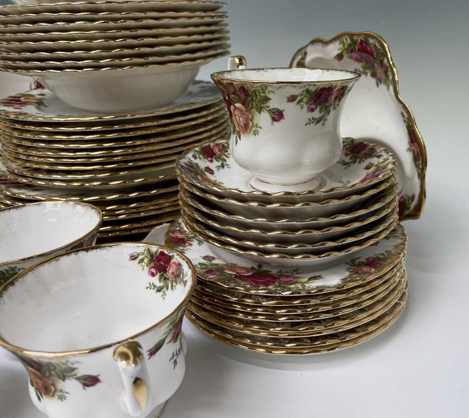 An extensive Royal Albert 'Old Country Roses' dinner and tea service comprising nine dinner - Image 6 of 6