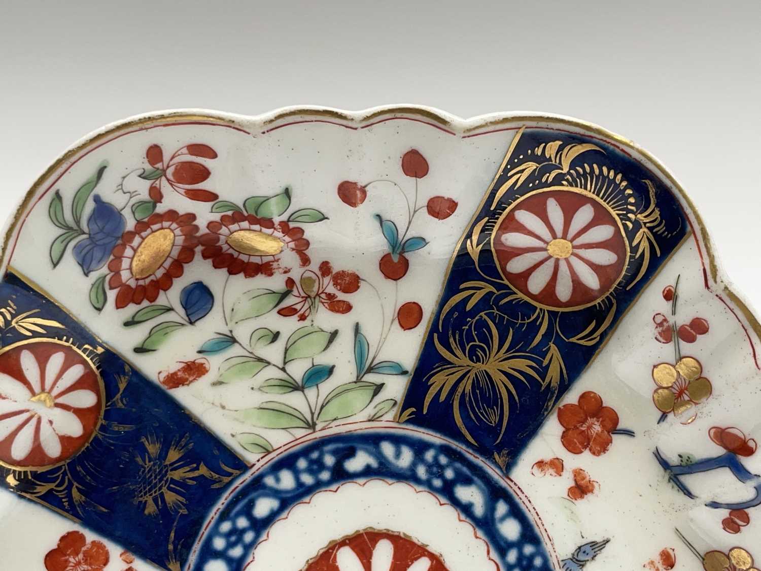 A Worcester Queens pattern porcelain hexagonal tray, 19th century, in the Chinese Imari style, the - Image 4 of 7