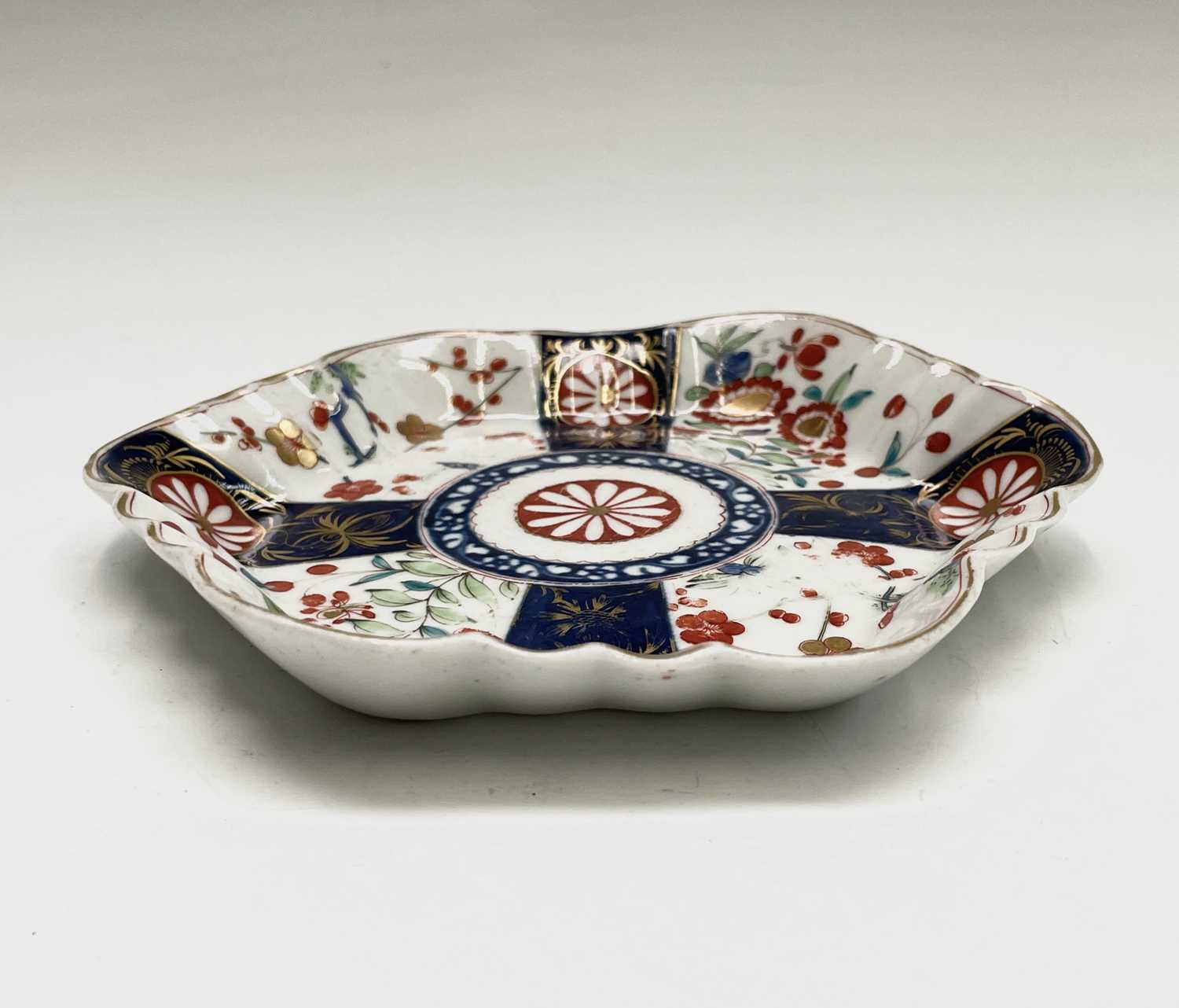 A Worcester Queens pattern porcelain hexagonal tray, 19th century, in the Chinese Imari style, the - Image 2 of 7
