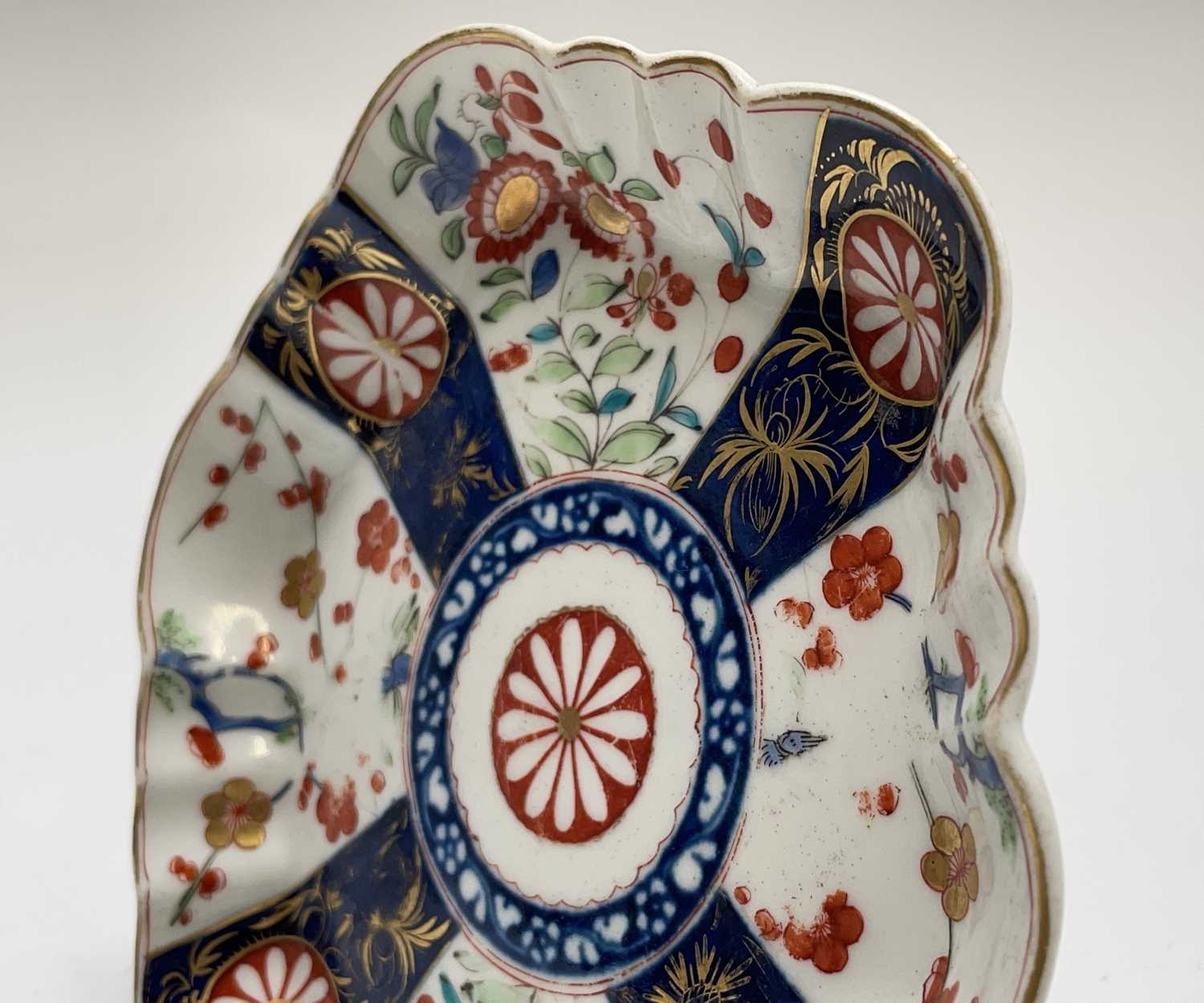 A Worcester Queens pattern porcelain hexagonal tray, 19th century, in the Chinese Imari style, the - Image 3 of 7
