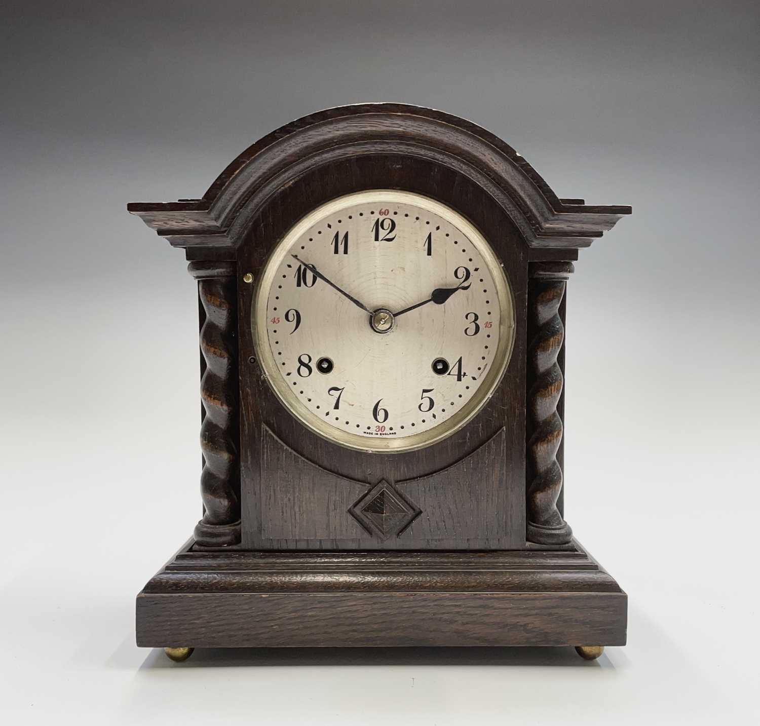 An oak cased mantel clock, with twist side supports, British Jerome movement, height 30cm.