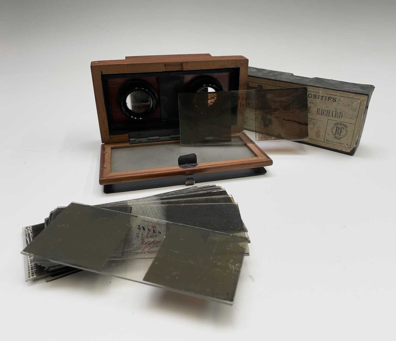 A mahogany folding stereoscope viewer, labelled for Verascope Richard, width 12.5cm, together with a