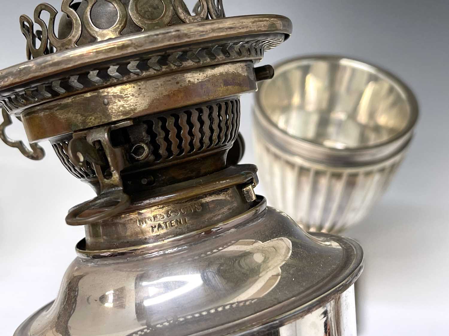 An Edwardian silver plated urn shaped table oil lamp, with Hink's patent burner and with an etched - Image 10 of 10