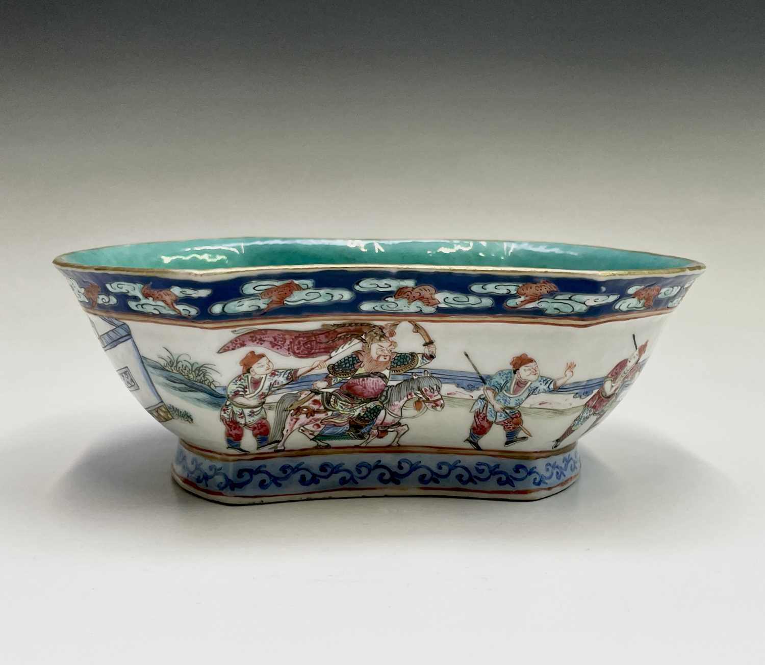 A Chinese famille rose porcelain bowl, 19th century, decorated with warriors in procession and - Image 12 of 22