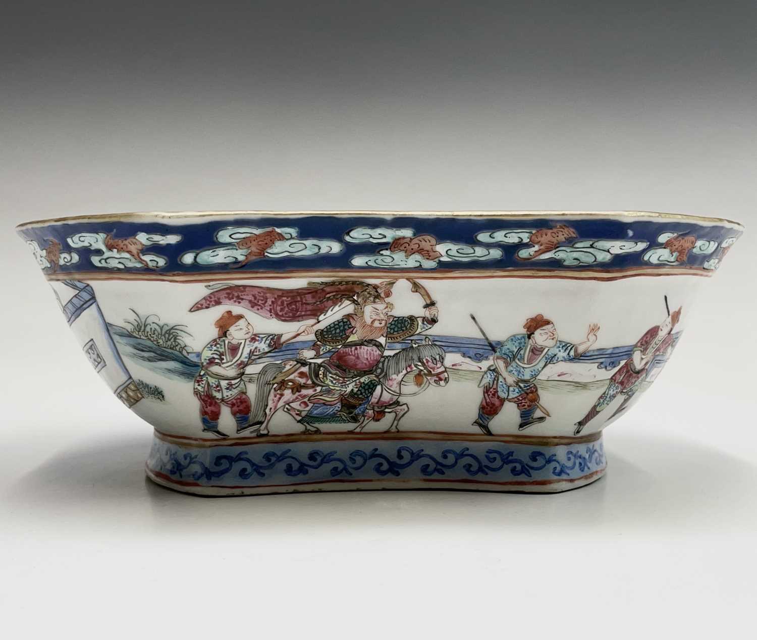 A Chinese famille rose porcelain bowl, 19th century, decorated with warriors in procession and - Image 2 of 22