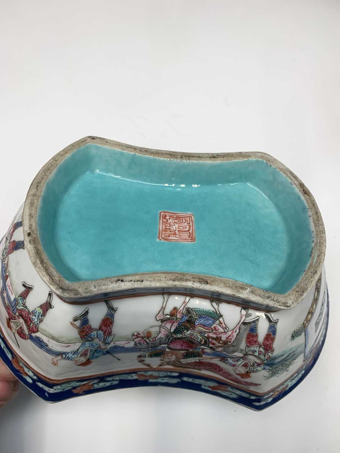 A Chinese famille rose porcelain bowl, 19th century, decorated with warriors in procession and - Image 14 of 22