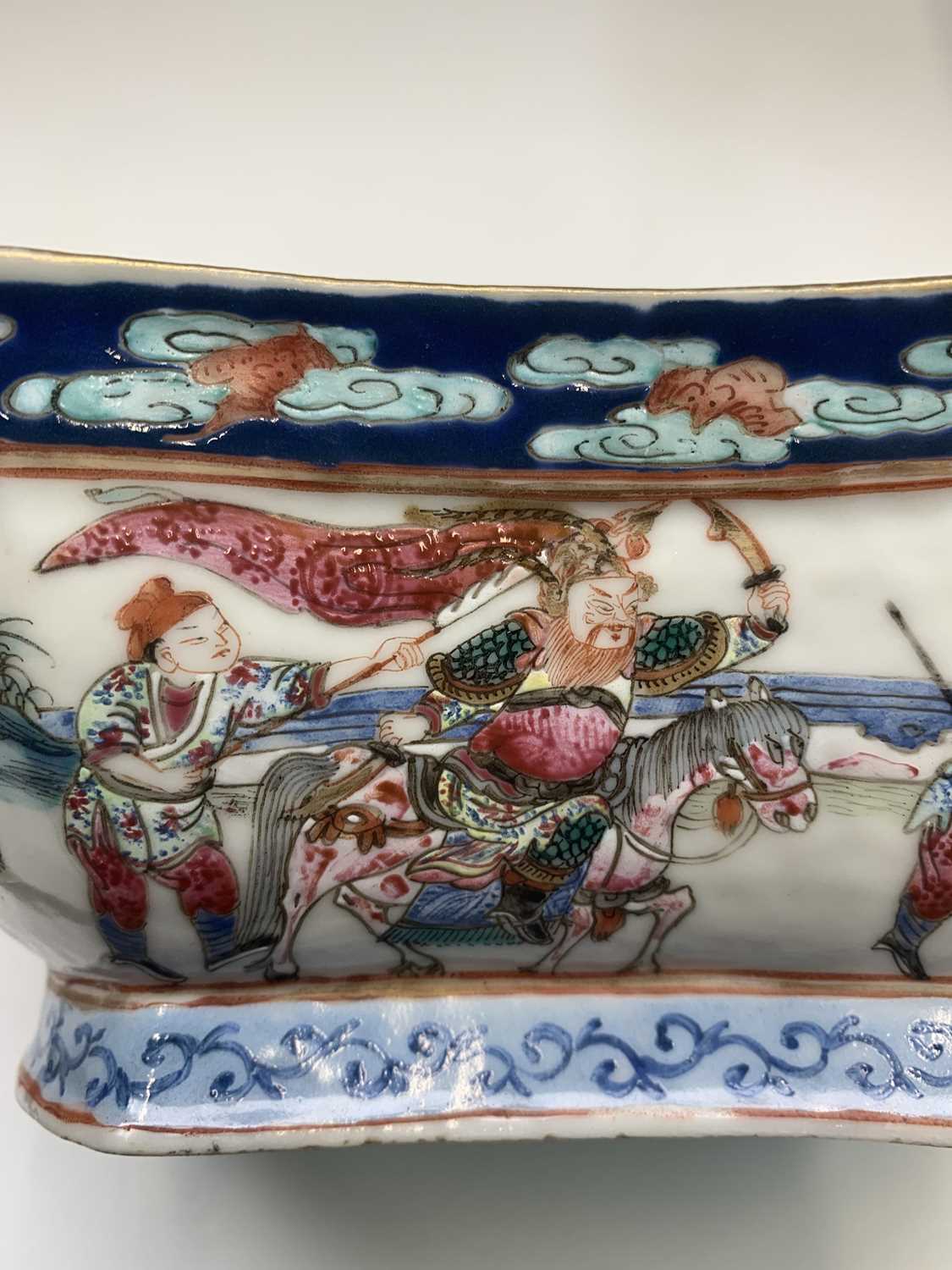A Chinese famille rose porcelain bowl, 19th century, decorated with warriors in procession and - Image 15 of 22