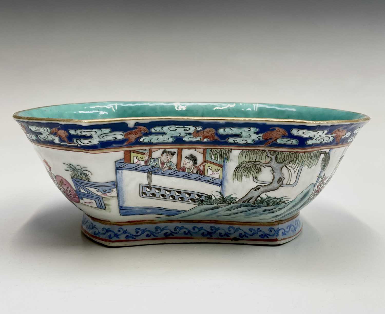 A Chinese famille rose porcelain bowl, 19th century, decorated with warriors in procession and - Image 11 of 22