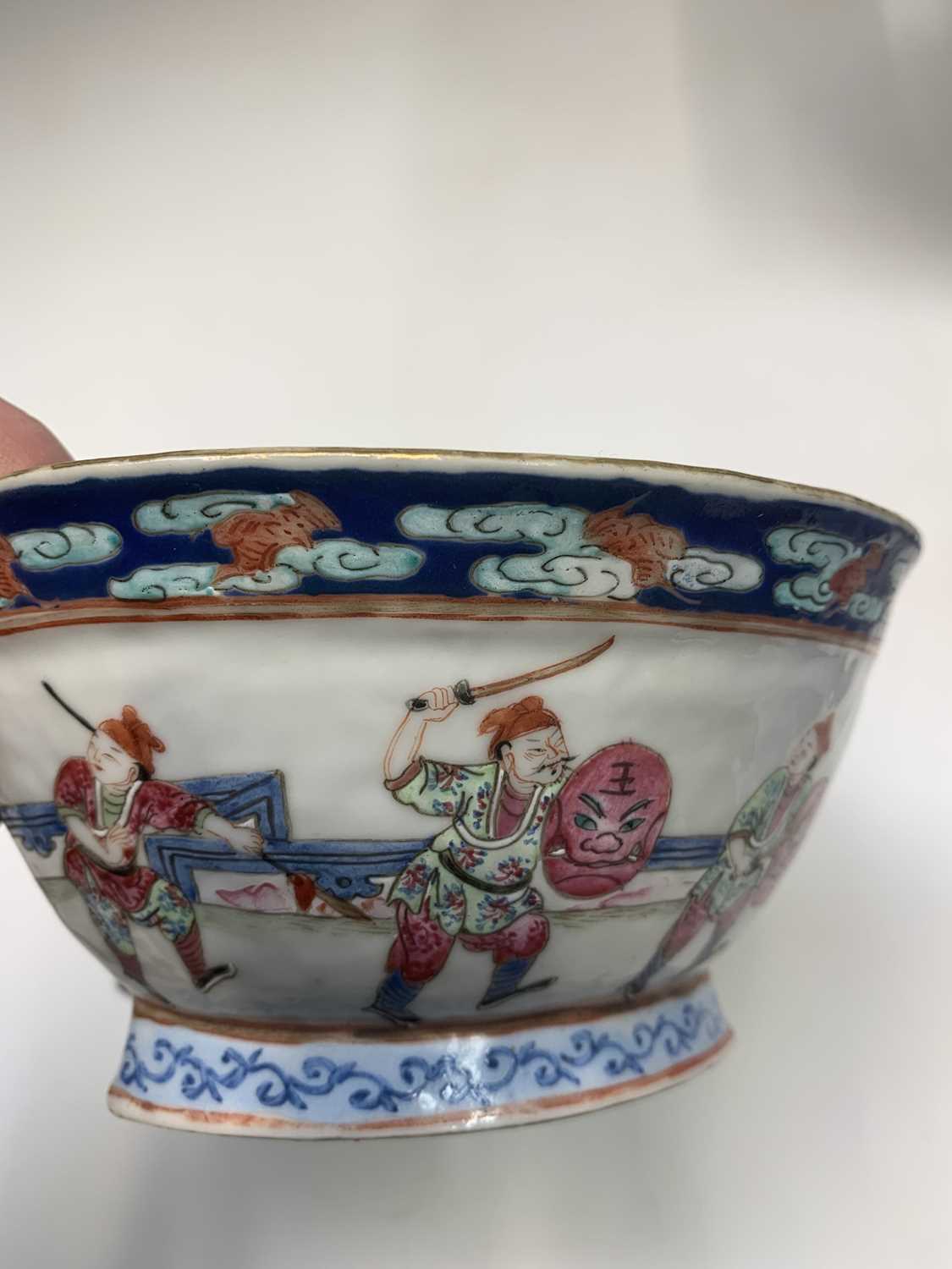 A Chinese famille rose porcelain bowl, 19th century, decorated with warriors in procession and - Image 17 of 22