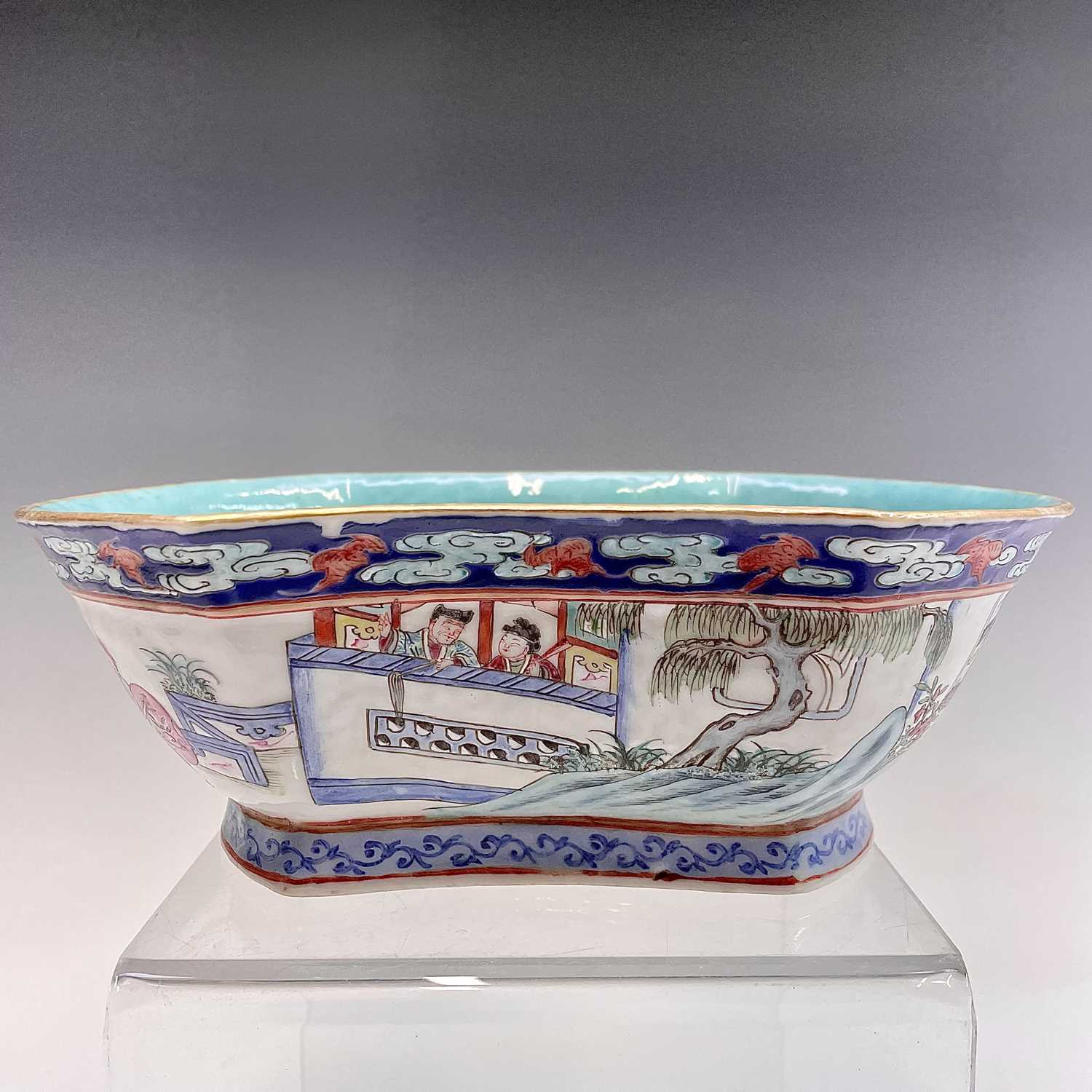 A Chinese famille rose porcelain bowl, 19th century, decorated with warriors in procession and - Image 9 of 22
