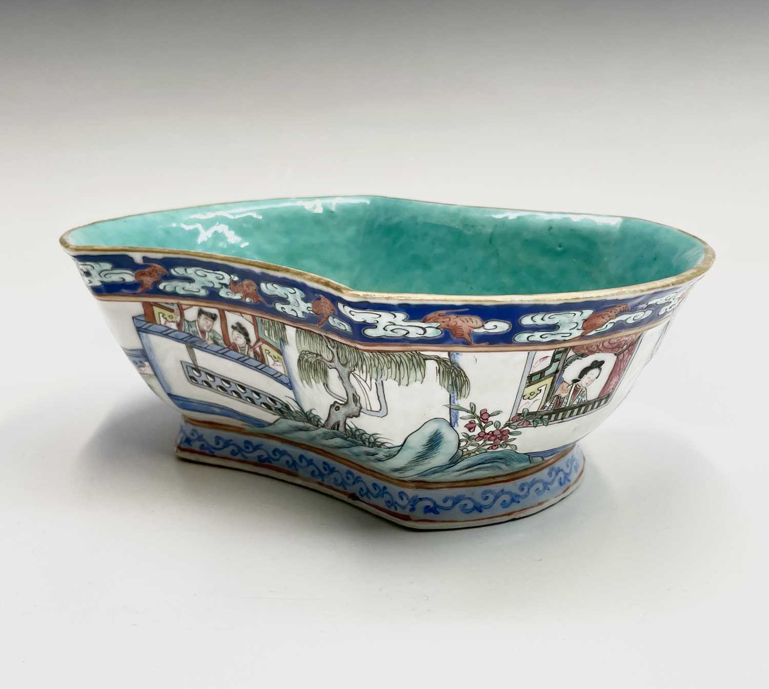 A Chinese famille rose porcelain bowl, 19th century, decorated with warriors in procession and - Image 10 of 22